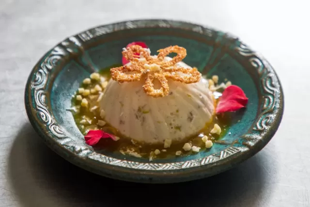 Nougat glacé mangue-passion et miel de Tahiti par Coco Toqué