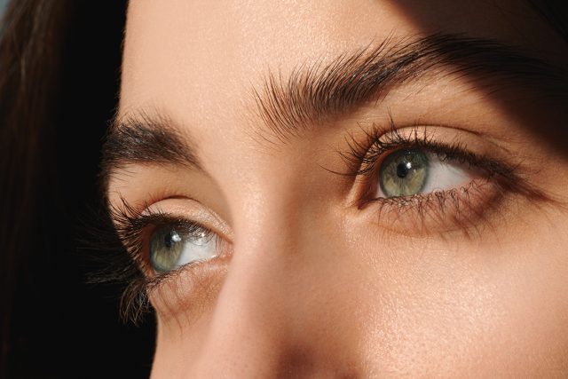 En 2025 on adopte la tendance du brow lift